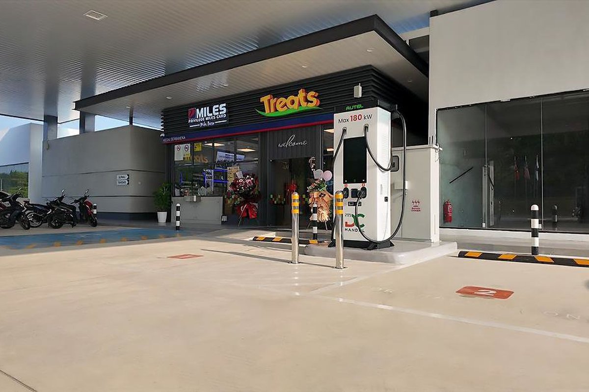 Bandar Tasik Puteri petrol station and EV charging hub construction, Rawang Selangor